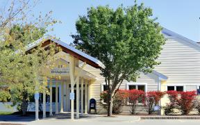 Exterior/main entrance of Mid Coast Orthopedics in Brunswick